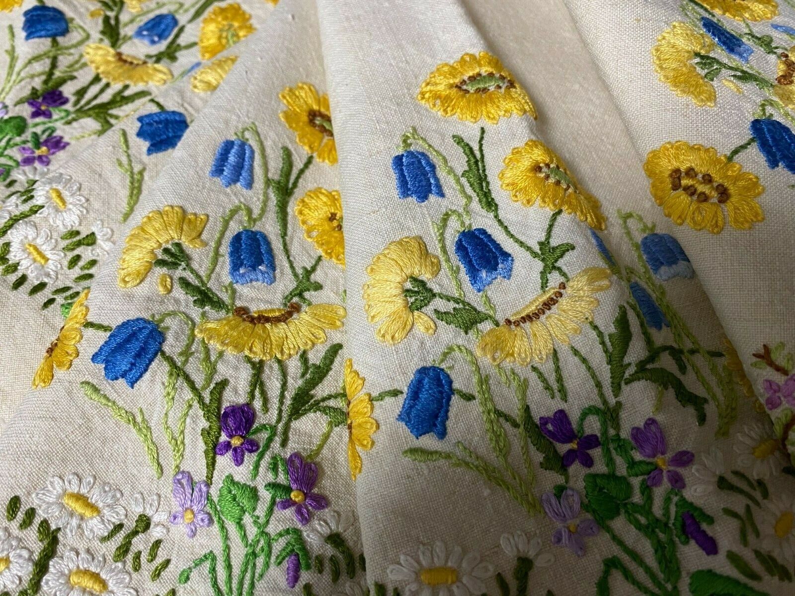 STUNNING \'FAIRISTYTCH\' WILD MEADOW FLOWER CIRCLE HAND EMBROIDERED TABLECLOTH