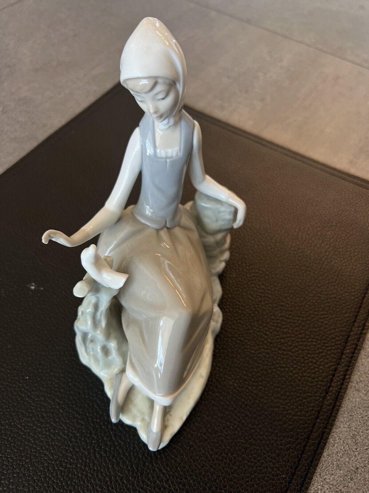 Vintage Lladro Shepherdess w/Dove Porcelain Figurine #4660