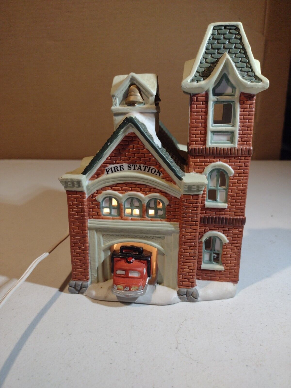 Dickens Keepsake VIntage 1994 Porcelain Lighted Fire House Station 