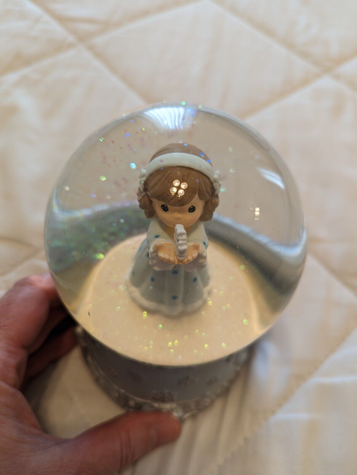 Snow Globe Precious Moments Angel with Snowflake Music Joy to the World 2011