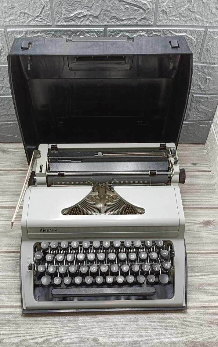 Typewriter Lyubava Vintage. Working typewriter. Original case.