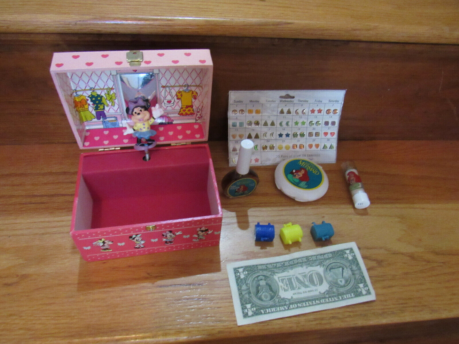 VTG  Disney\'s Minniie \'N Me Jewelry Music Box 1980s + Contents Makeup Earrings