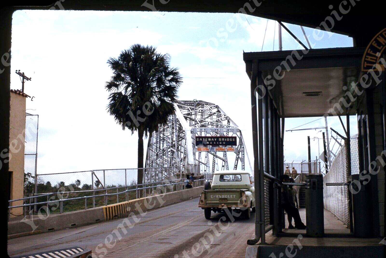 sl79 Original slide  1959 Kodachrome Gateway Bridge Mexico crossing truck 050a