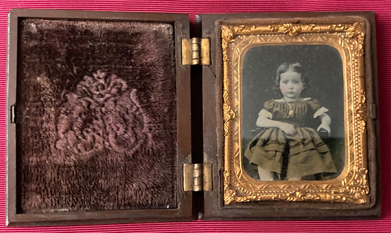 RARE GUTTA PERCHA CASE WITH AMBROTYPE PICTURE OF PRETTY YOUNG GIRL