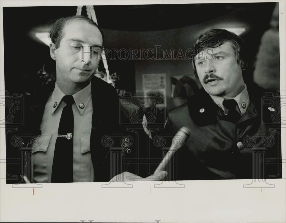 1985 Press Photo James Trudeau and Sgt. Henry Gagnon of the Ware, MA Police.