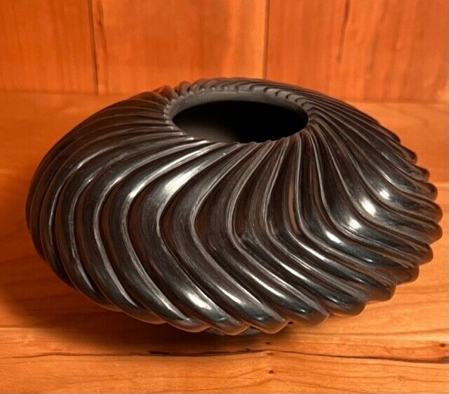 32 S-SWIRL BLACKWARE POTTERY (2003) by Nancy Youngblood  (Cameros Collection)