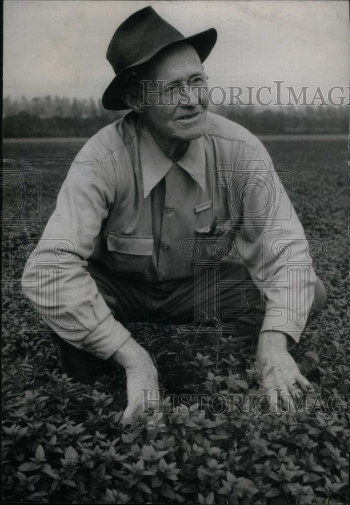 1944 Press Photo Elmer Mosher, North Judson, Ind. - RRU19573