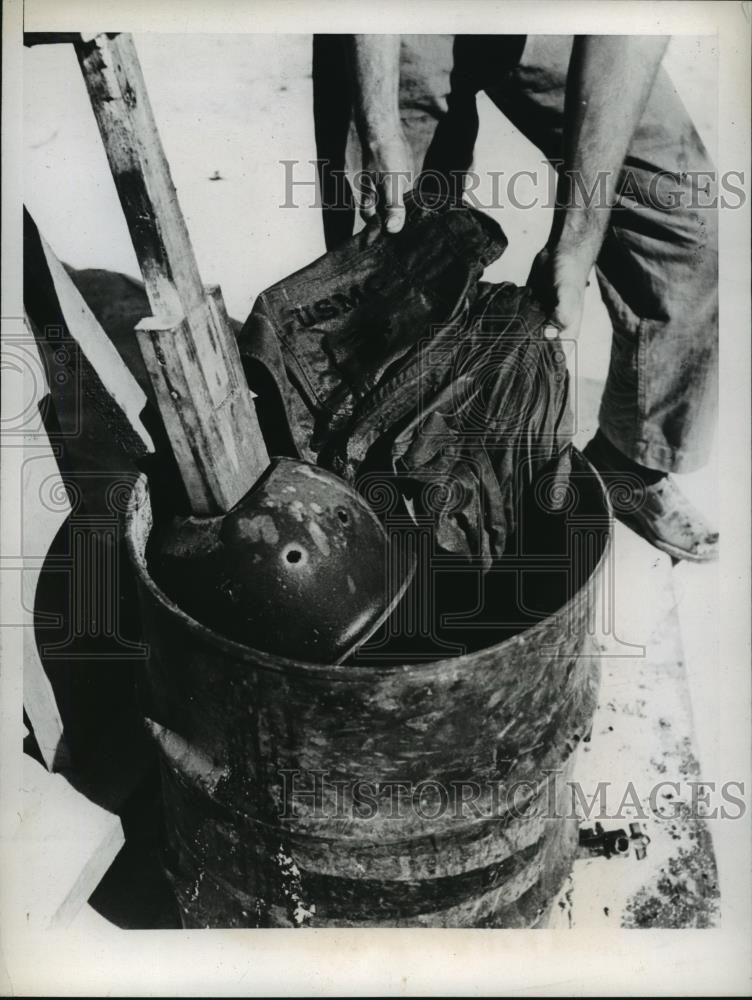 1944 Press Photo US Marine drops clothes into homemade washing machine, Roi Isl.
