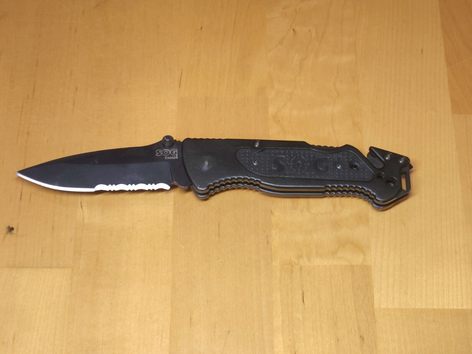 SOG Escape Pocket Knife Lockback Combo Edge Partially Serrated Blade