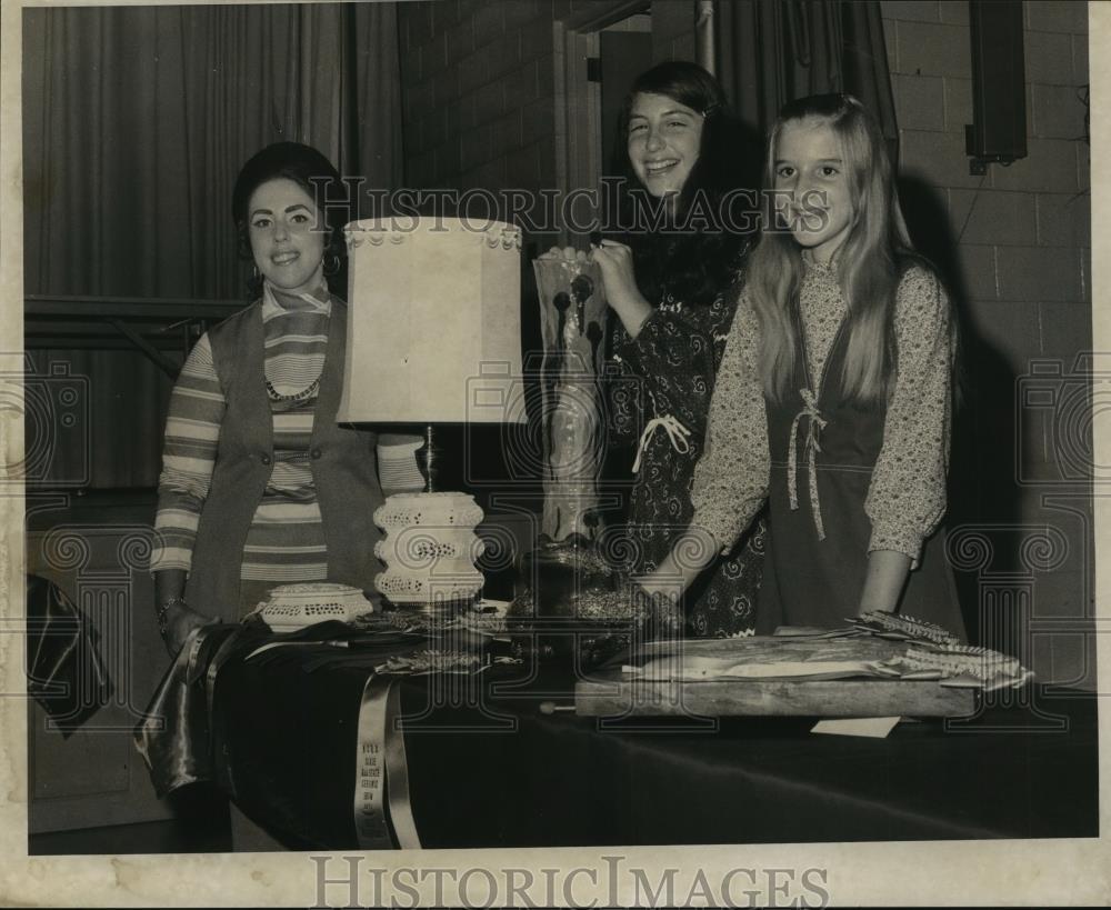 1971 Press Photo Judy Bartlett, Sue Rosenthal, Pam Goslee at Ceramics Show