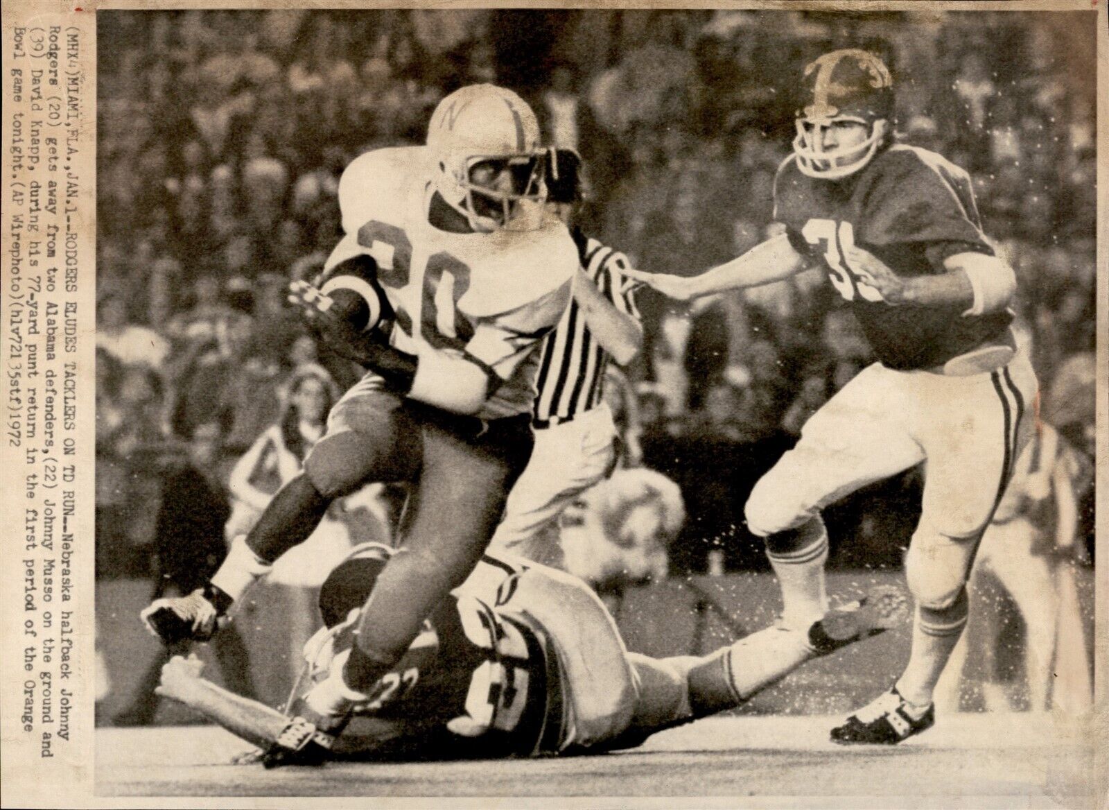 LG8 1972 AP Wire Photo CORNHUSKERS HB JOHNNY RODGERS ELUDES TACKLERS ON TD RUN