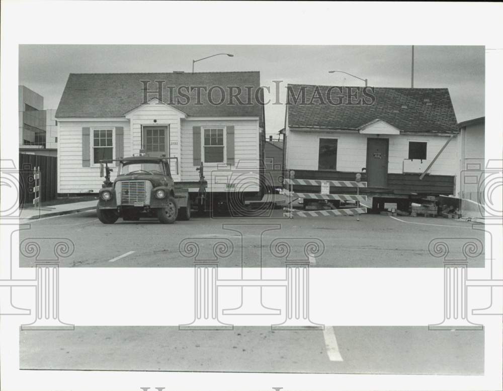 1985 Press Photo Houses moved from a street by the park strip - lrb43653