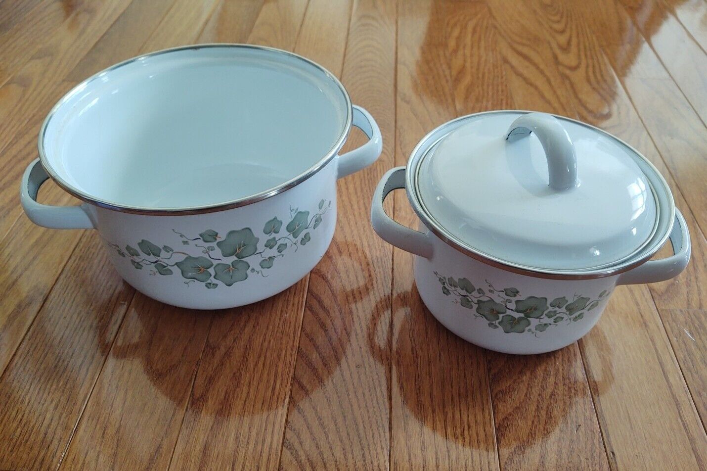 Vintage Lincoware 2 metal pots with lid, Calloway Ivy pattern, white/green