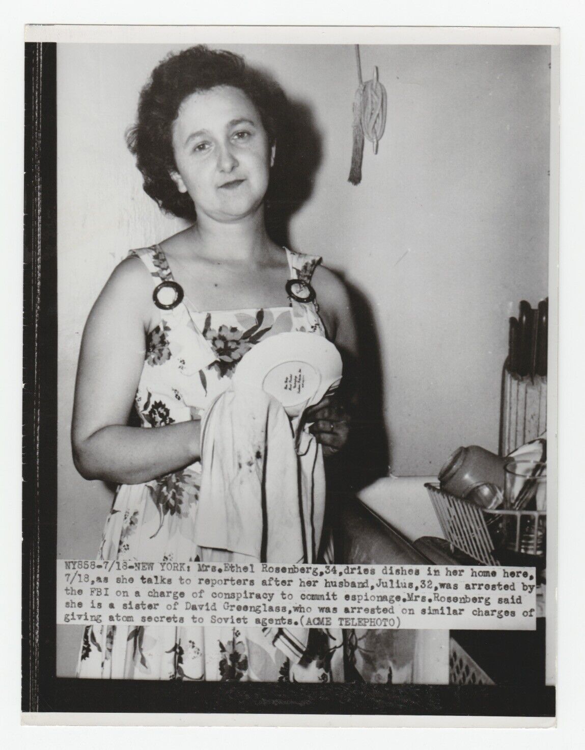 1950 Press Photo Ethel Rosenberg Case Talks to Reporters after Julius Arrested