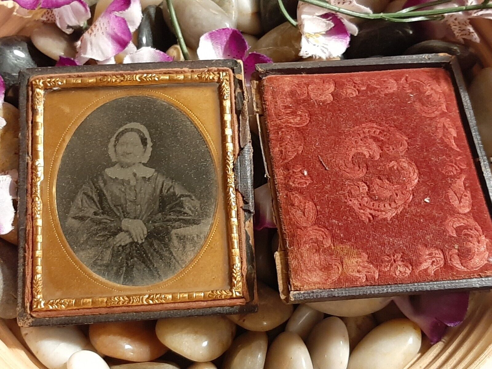 Antique Daguerreotype Photograph w/ Travel Portrait Case ~ Lady 3.5\