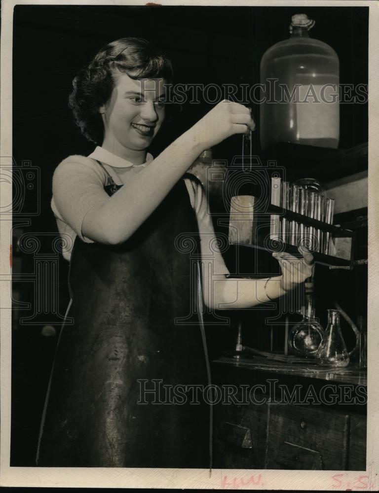 1948 Press Photo Shirley Nash, Glenville HS in chemistry class  - nee60283