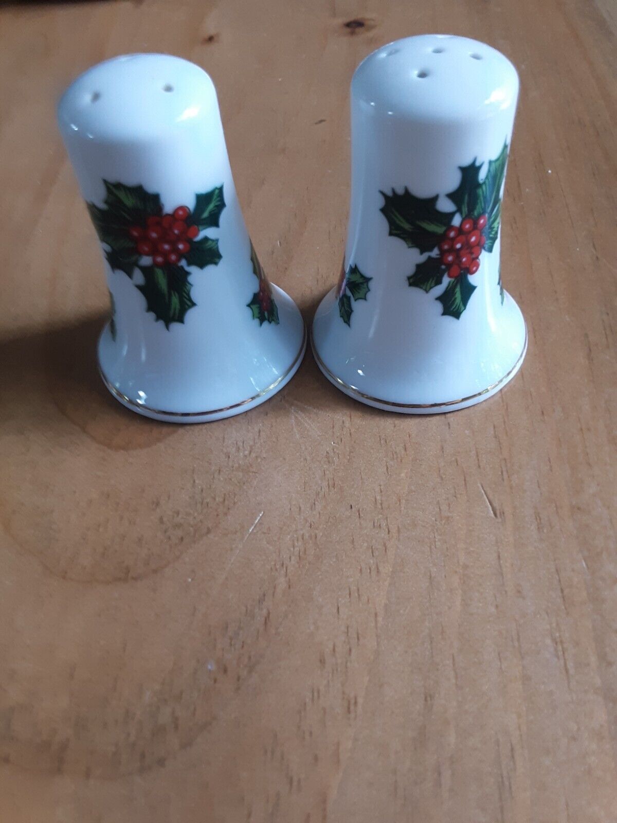 LEFTON Salt & Pepper Shakers HOLLY Berries Christmas Set