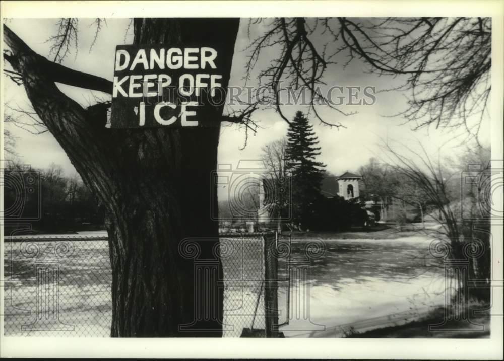 1993 Press Photo Keep off the ice sign posted at Washington Park Lake, Albany NY