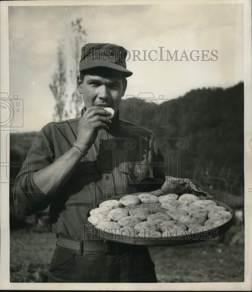 1950 Press Photo U.S. Soldier in North Korea Tastes Baked Biscuits at Encampment