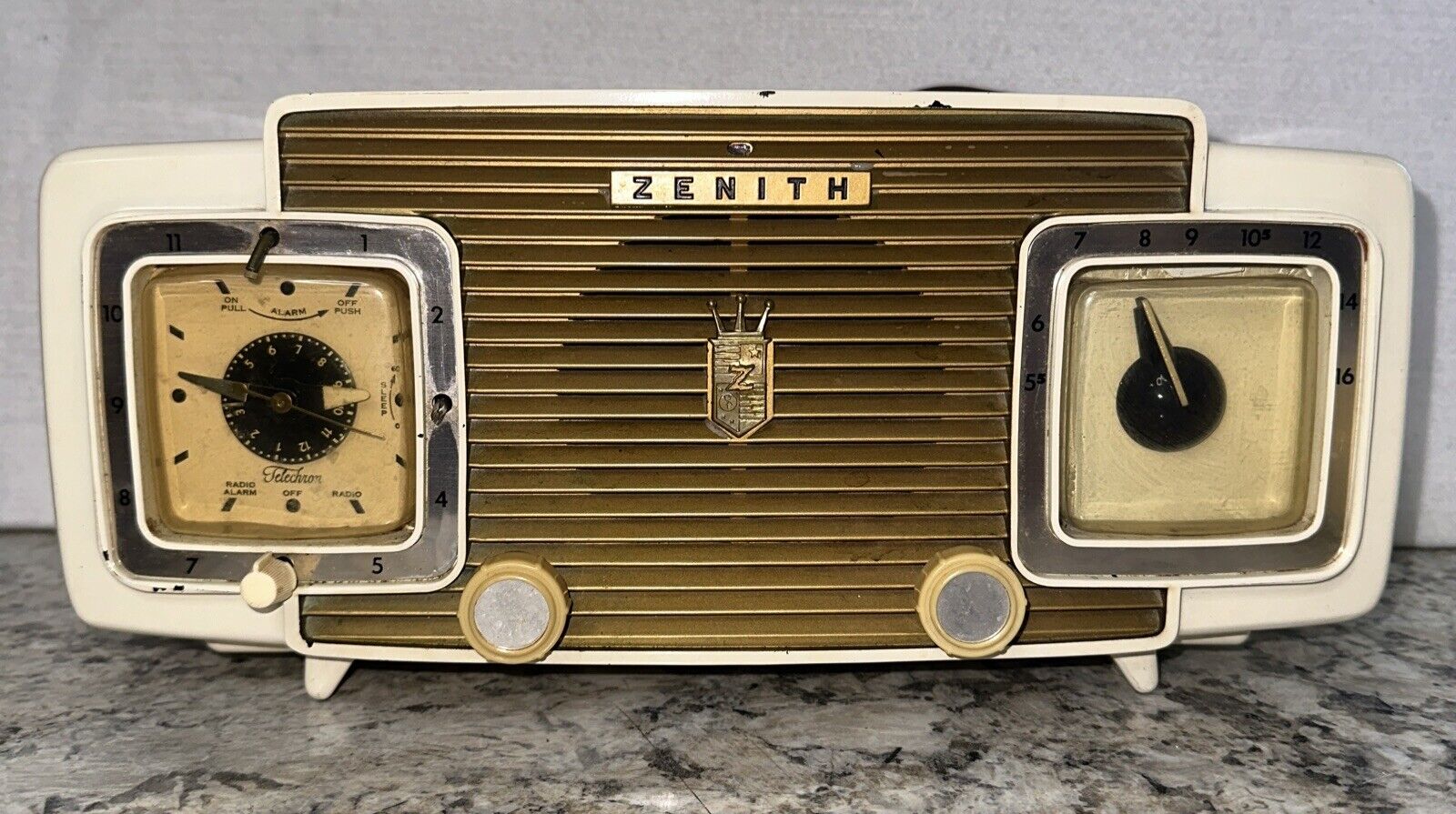Vintage Art Deco Zenith Tube Radio Beige 1953 Model L622W Telechron Powers On