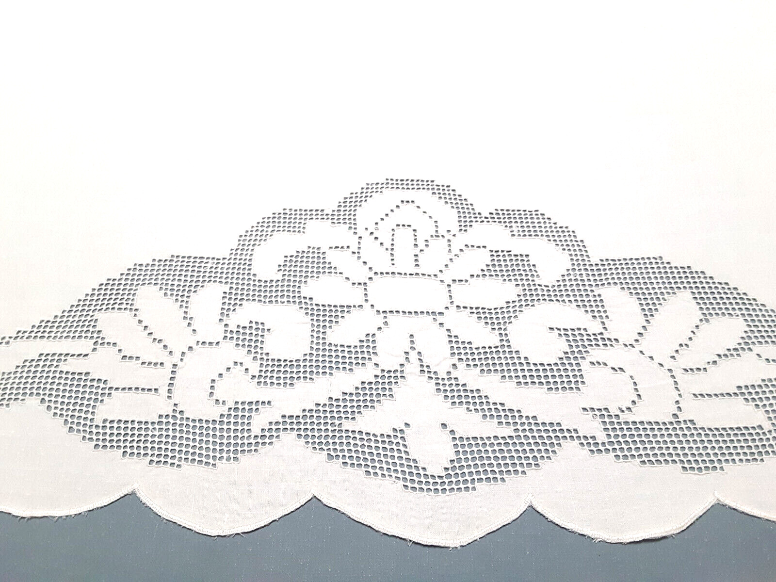 Vtg Large White Linen Show Towel Bath Towel Mosaic Floral Scalloped Ends 22Wx51L