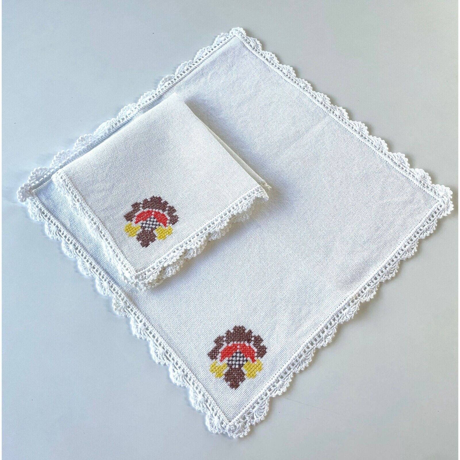 Vintage 80s linen napkins, pair of embroidered napkins, country core table linen