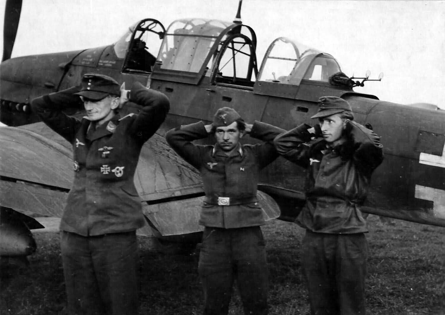 WW2 WWII Photo World War Two / Captured German Luftwaffe Ju87 Stuka Crew Ju-87