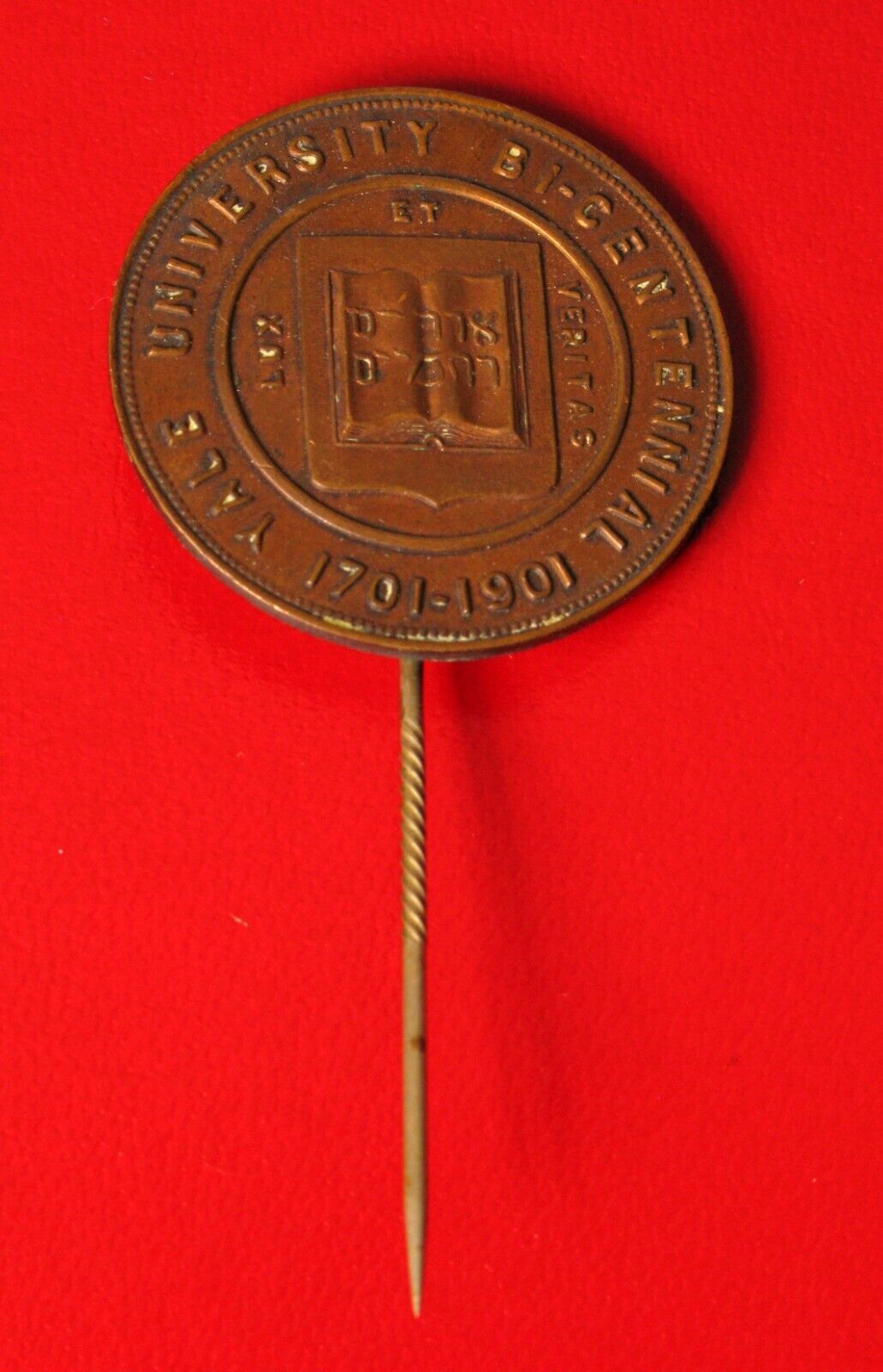 ANTIQUE 1701 - 1901 YALE UNIVERSITY BICENTENNIAL HAT PIN MEDAL COIN TOKEN RARE 