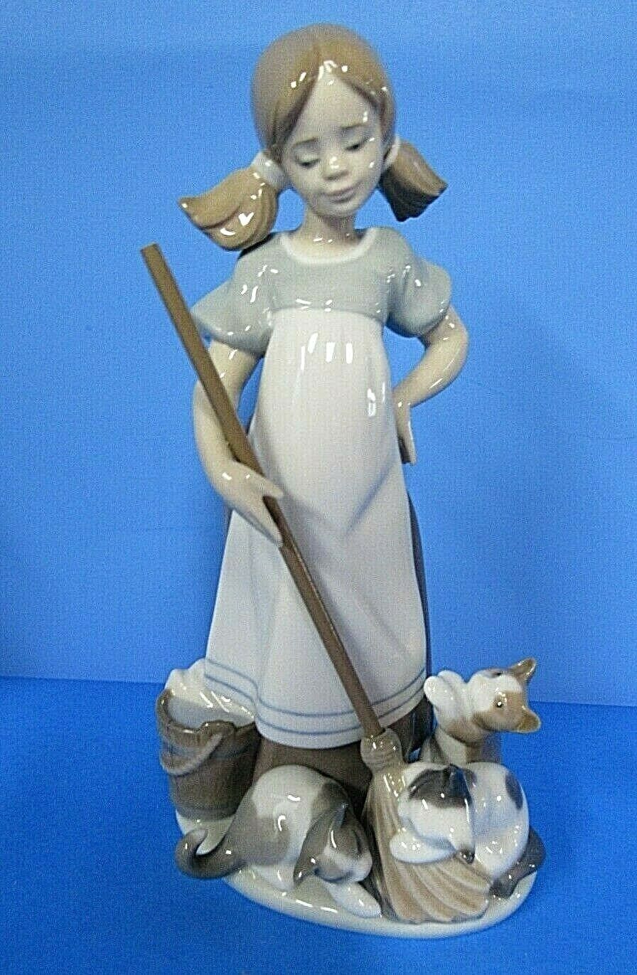 LLARDRO Daisa 1983 Figurine Sculpture Girl & Playful Kittens Original Box 05232
