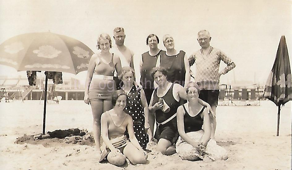 FOUND PHOTOGRAPH Original BLACK AND WHITE Snapshot A DAY AT THE BEACH 27 64 J