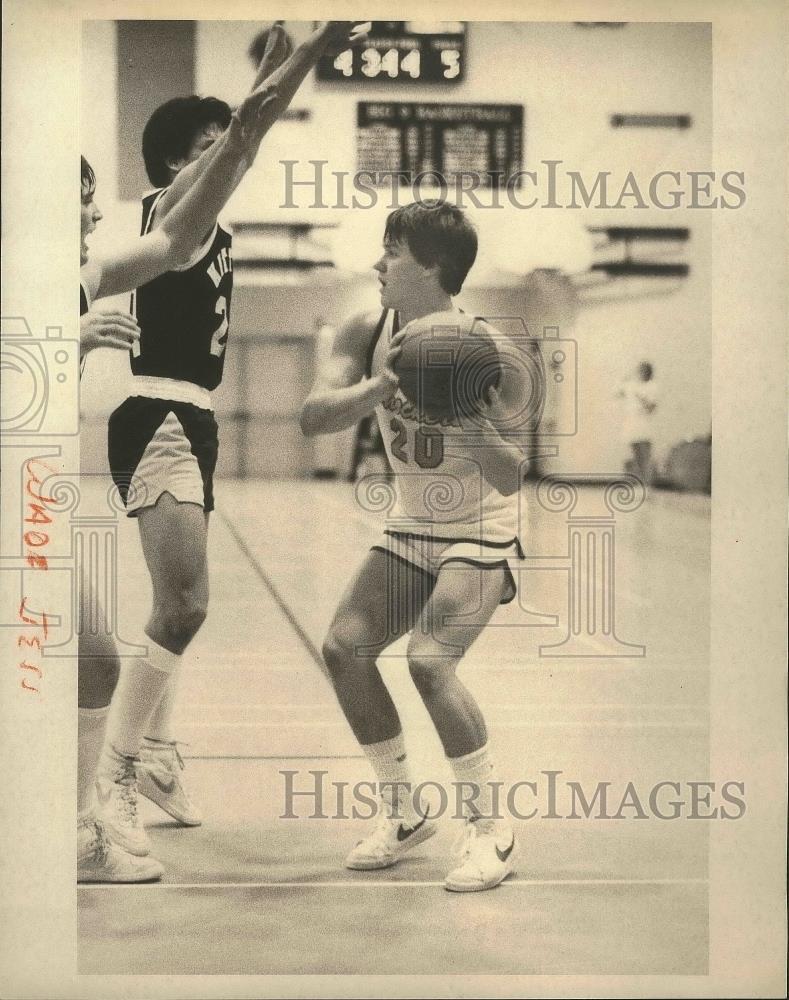 1983 Press Photo Basketball player Wade Jess trying to get around the opponents