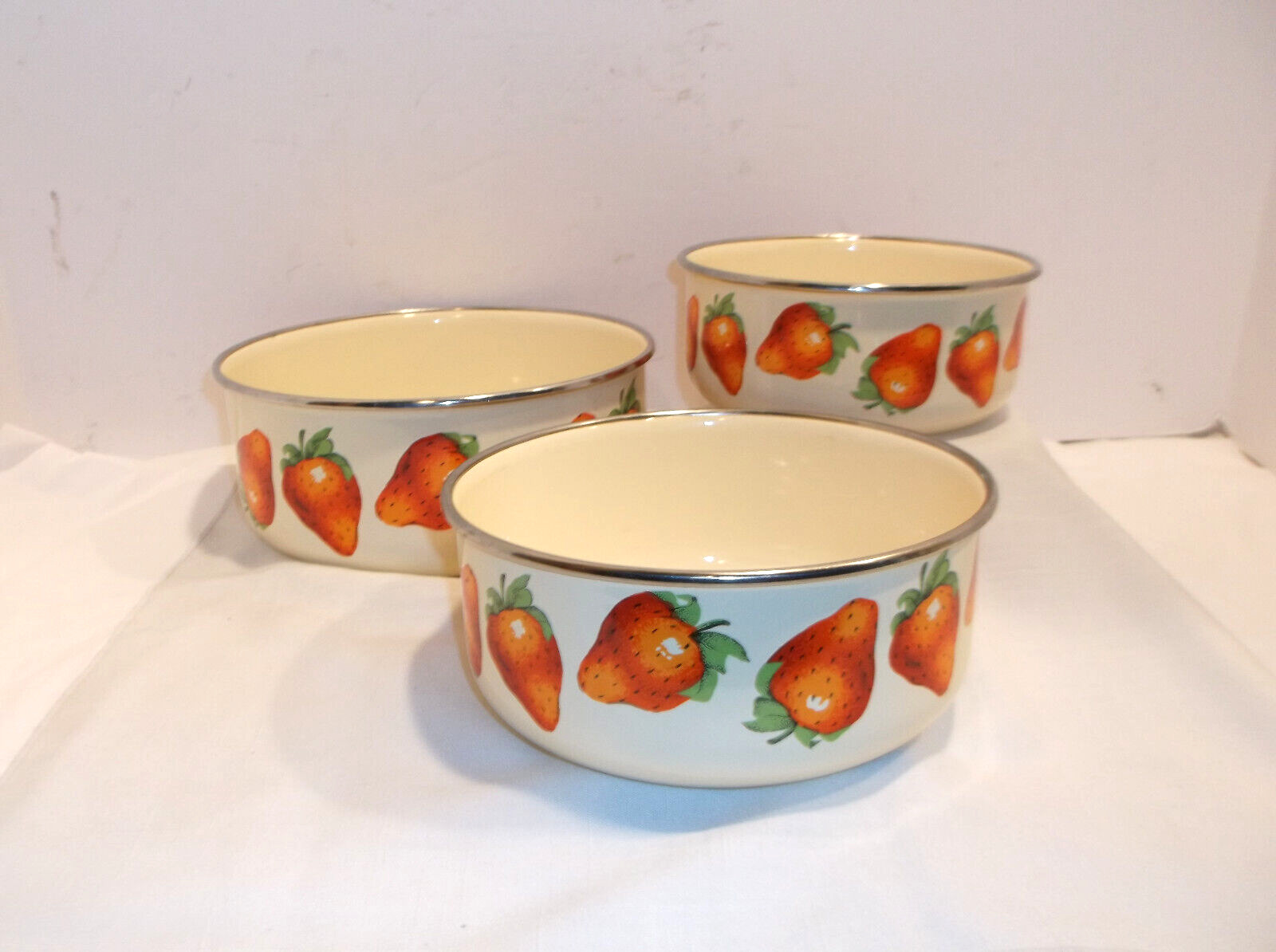 Set of 3 VINTAGE KOBE Strawberry Metal Enamelware Mixing Bowls Made for JC Penny