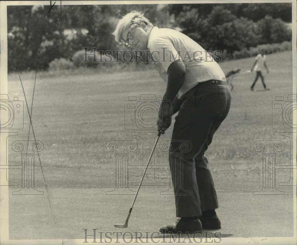 1970 Press Photo Larry Griffin putting on Hole number 2 - noo38277