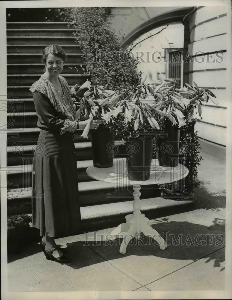 1933 Press Photo Mrs. Franklin D. Roosevelt with Easter Lilies Sent by Sir