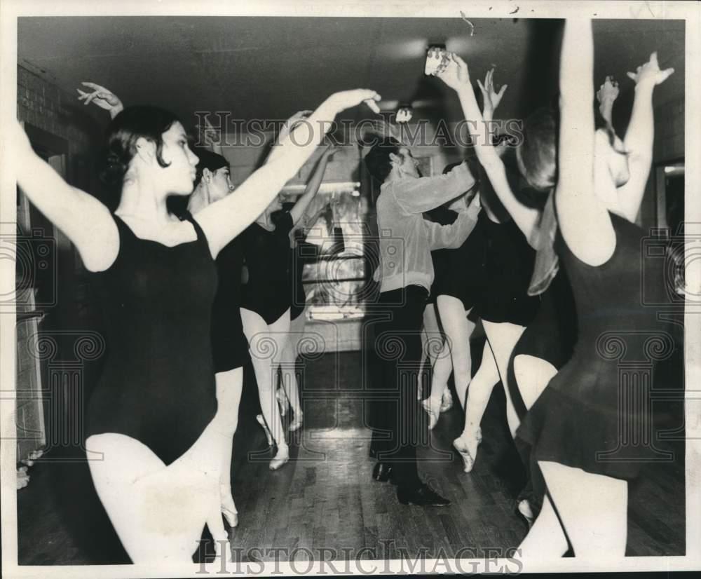 1970 Press Photo Joseph Giacobbe Coaches During Delta Festival Ballet Rehearsal