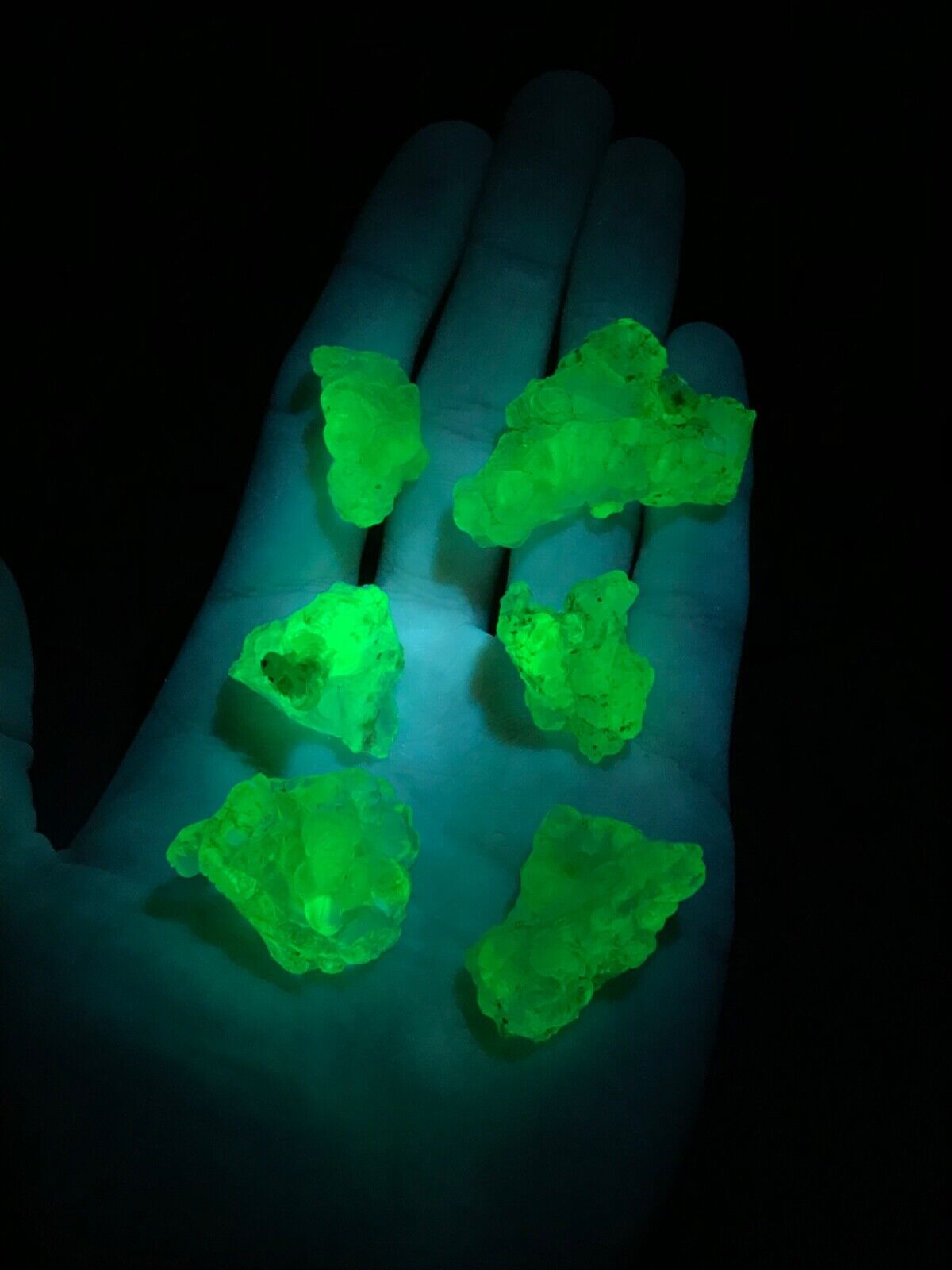 100 GRAM LOT OF FLUORESCENT HYALITE OPAL FROM ZACATECAS, MEXICO