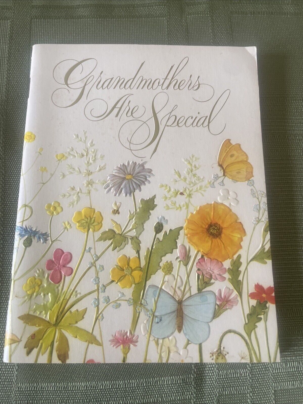 VERY VINTAGE Hallmark “Grandmothers Are Special” Mother’s Day Book/Card