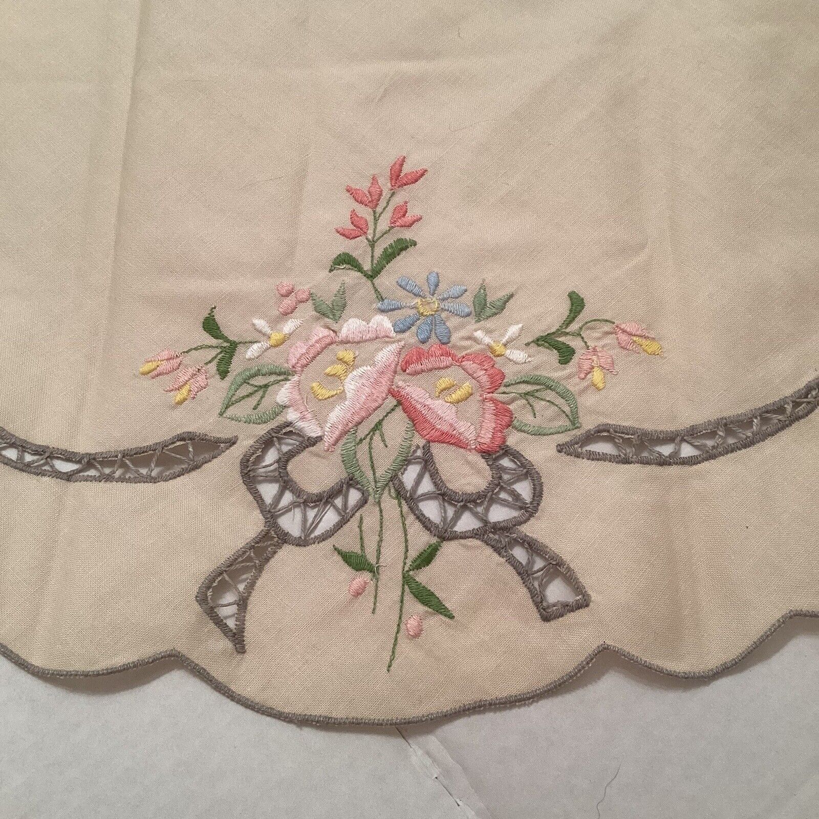 Art Linen Tablecloth Elegant Embroidered Tableware Round 34” Floral Pattern