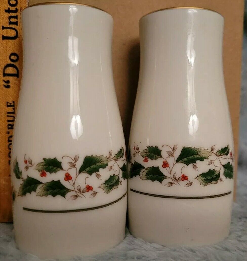 VINTAGE Christmas holiday porcelain Salt And Pepper Shakers Set made in Japan