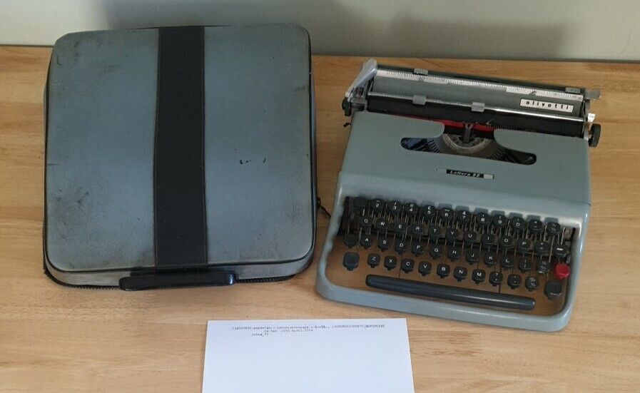 Vintage 1970s Olivetti Lettera 22 Typewriter With Case Made In Great Britain 