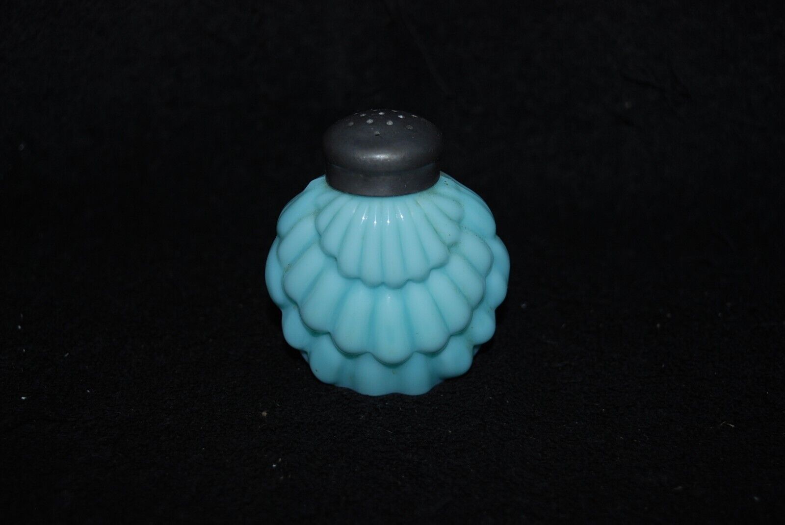 GREAT VICTORIAN CONSOLIDATED BLUE SHELL SALT SHAKER 1890S