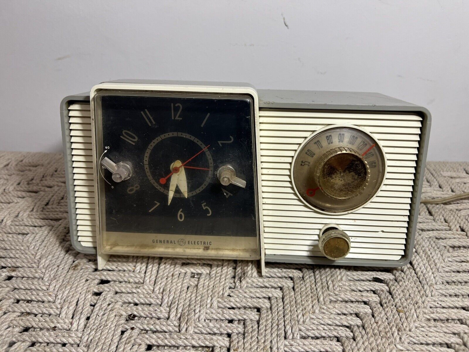 🍊Vintage 1957 General Electric GE Alarm Clock Tube Radio | Model C-405D PLAYS