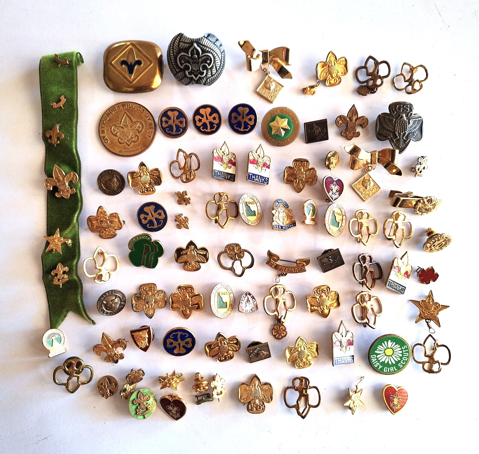 LARGE LOT VINTAGE SCOUTS BOY AND GIRL PINS, DAISIES, OTHER GROUPS, BIG MIXED LOT