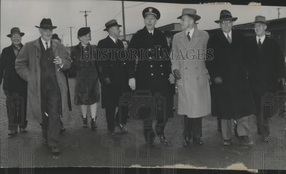 1943 Press Photo Naval supply depot commandant Captain JE McDonald with guests