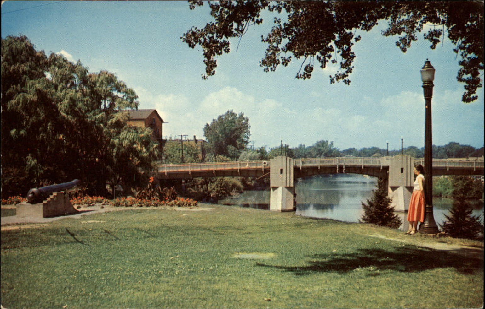 Chatham Ontario Canada Tecumseh Park Thames River bridge unused vintage postcard