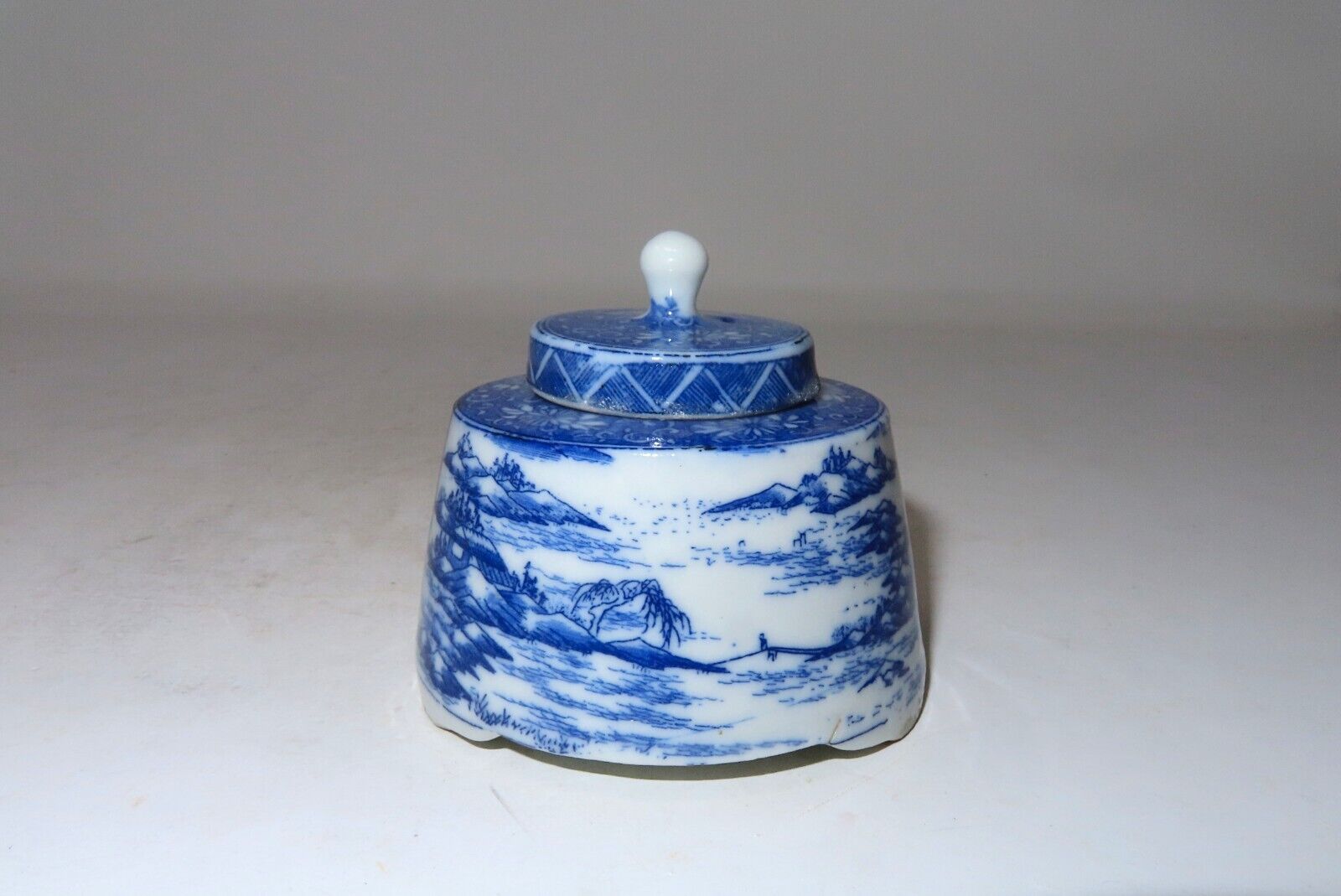 Beautiful Antique 1800\'s Asian Chinese Ink Well in Blue & White Porcelain
