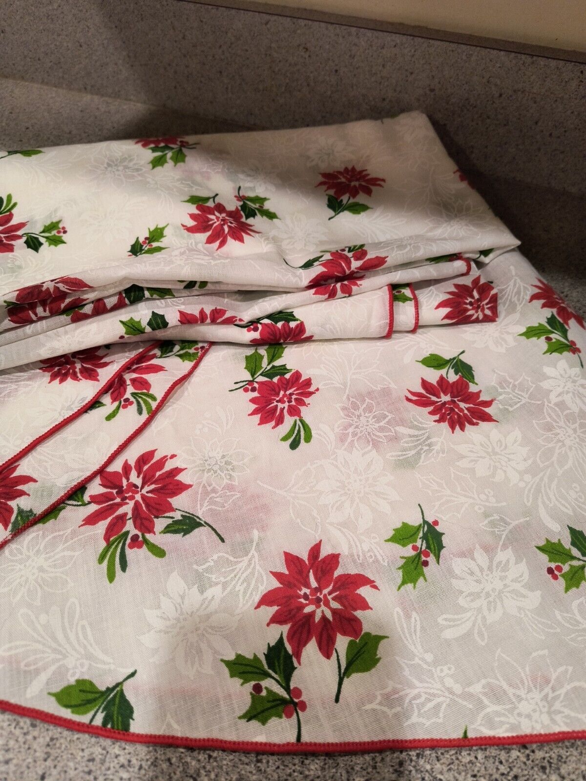 WHITE COTTON  RED  POINSETTIA\'s  TABLECLOTH Round  Oblong 5 Ft X 7ft 