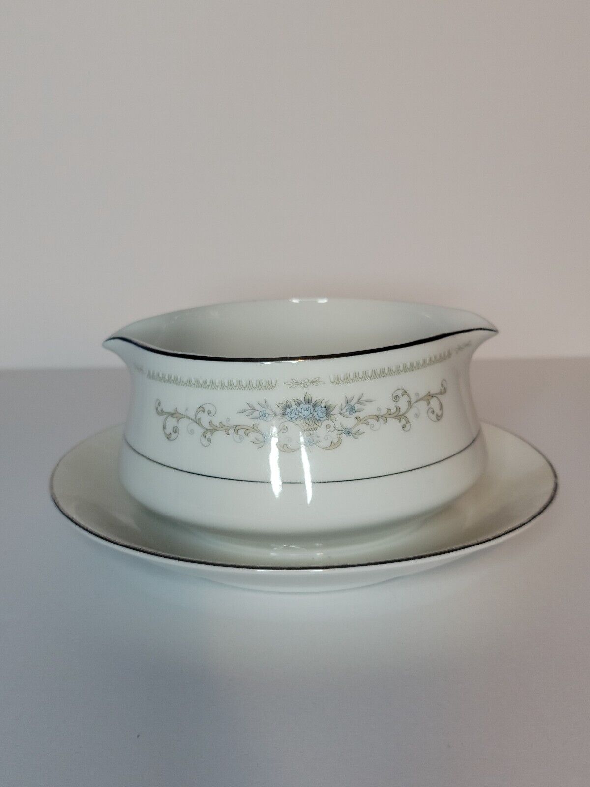 🪻 Wade China Gravy Boat With Attached Drip Plate Diane Pattern Blue