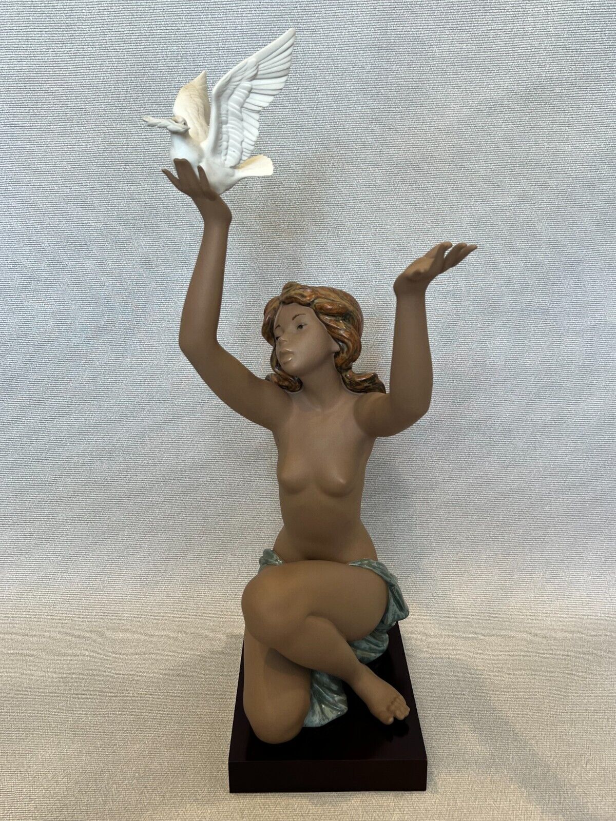 Lladro Art Porcelain Peace offering Woman, Lady & Dove Figurine, 23\
