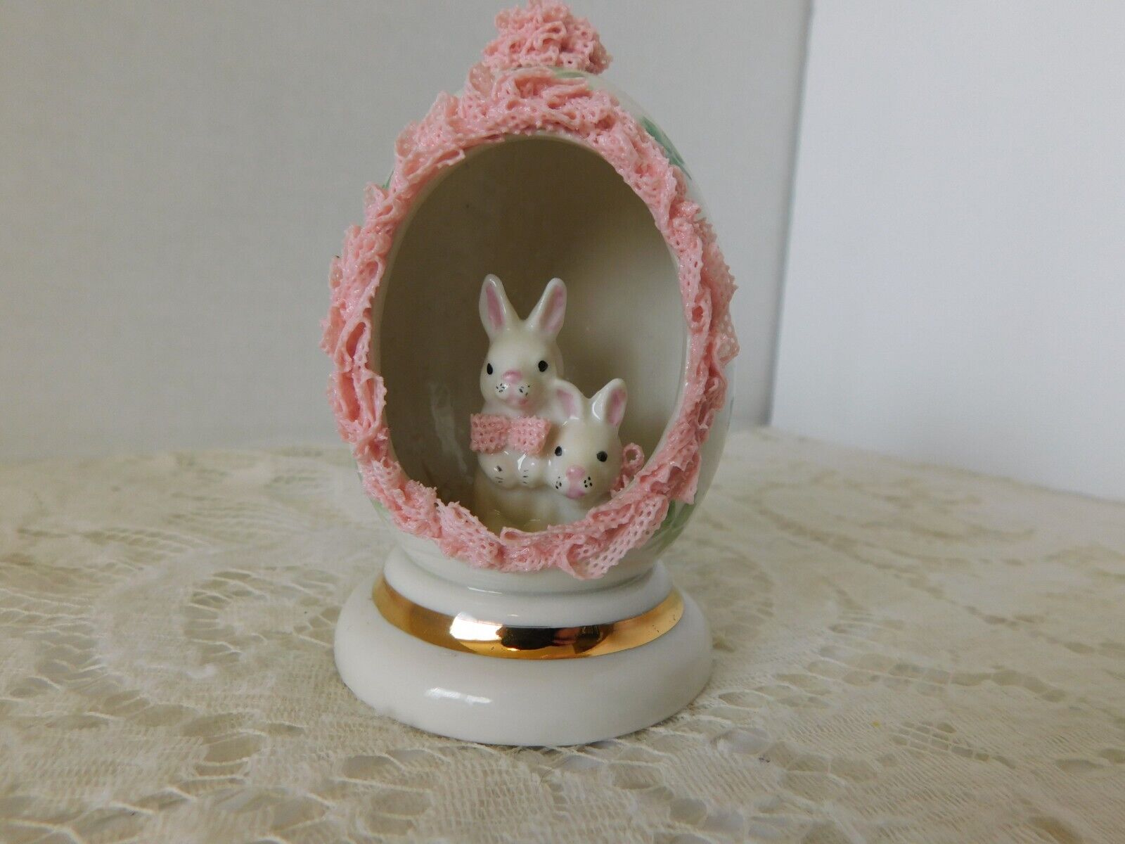 STUNNING MV DRESDEN FIGURINE PORCELAIN LACE EASTER EGG WITH TWO BUNNY RABBITS